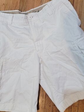 Banana Republic Men's White Cargo Shorts - Clean Casual Style